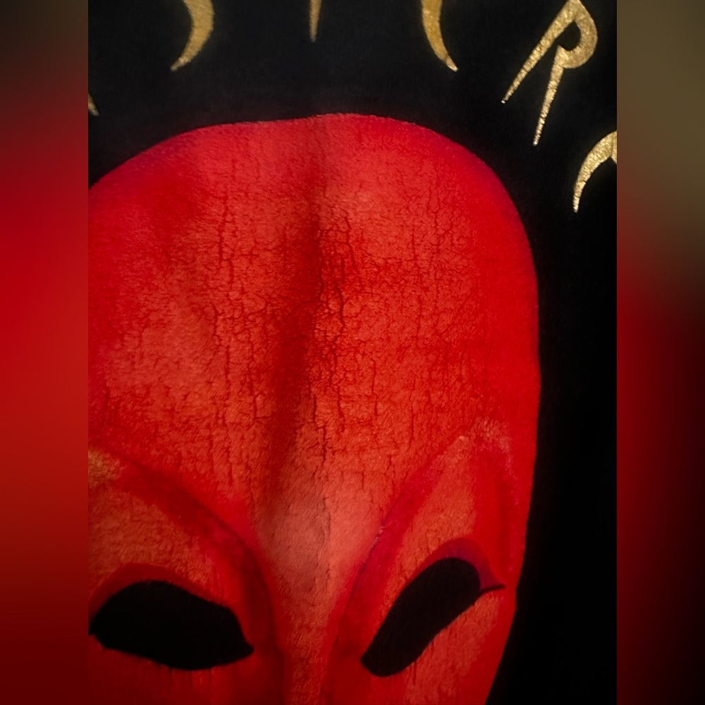 Mystère Black Graphic Tee - Picture 2 of 4